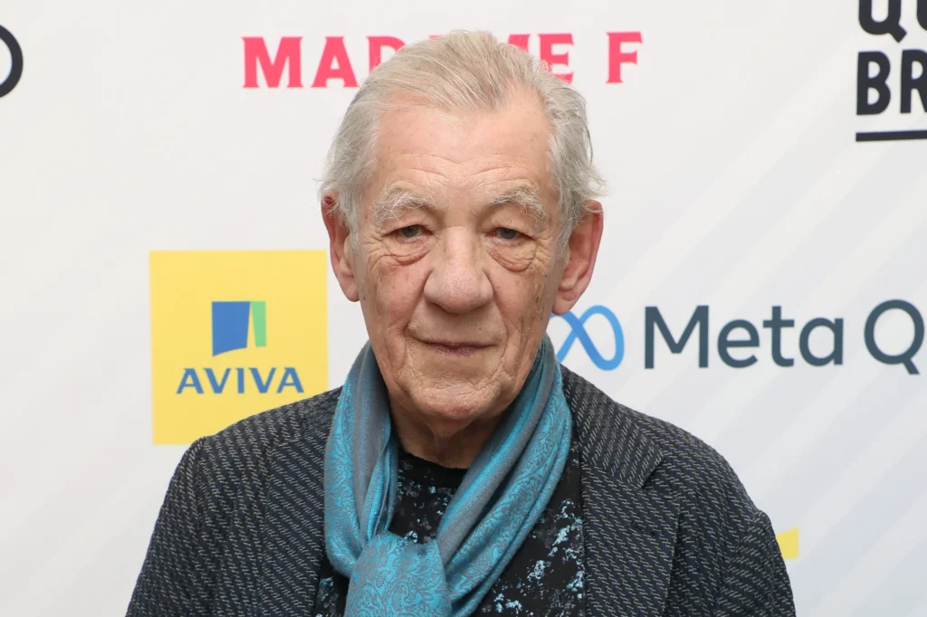 Ian McKellen ist in dieser unterschätzten britischen Sitcom, die jetzt endlich zum Streamen verfügbar ist, urkomisch ian mckellen