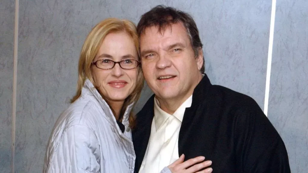 Wer ist Meat Loafs Frau? Der Sänger heiratete Deborah Gillespie, nachdem er sich 25 Jahre lang von seiner Frau scheiden ließ. deborah gillespie